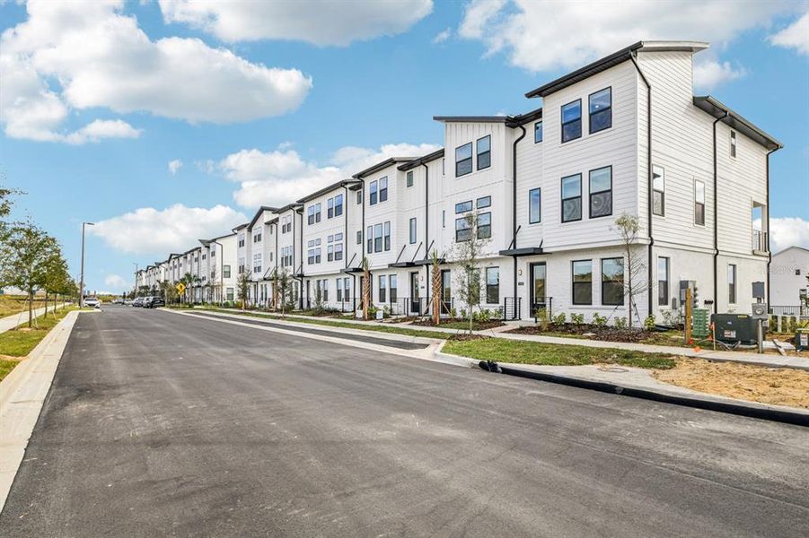 Condo located in Winter Garden, FL showcasing its design and architecture (Image 6).
