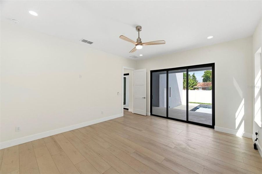 Spacious, unfurnished interior of a new home in , St. Petersburg (Image 21).