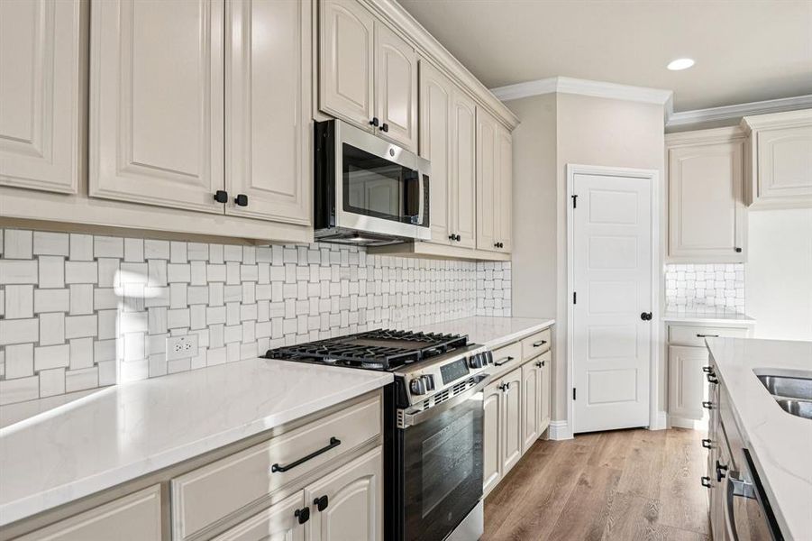 Furnished interior view inside a new home in , Alvarado (Image 14).