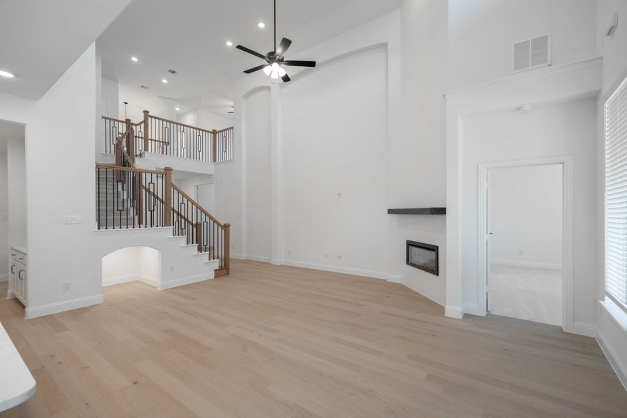 Spacious, unfurnished interior of a new home in Valencia on the Lake, Little Elm (Image 21).