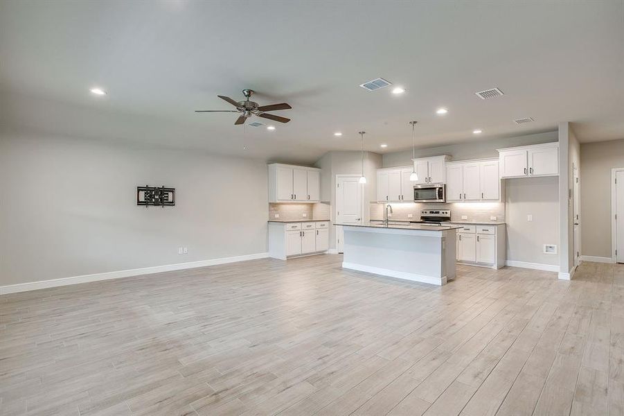 Spacious, unfurnished interior of a new home in , Burleson (Image 26).
