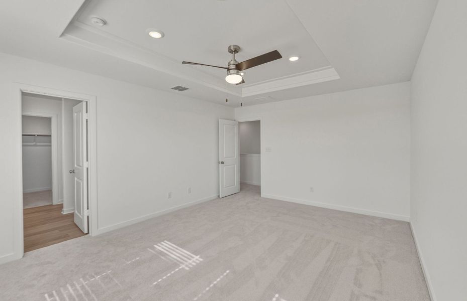 Spacious, unfurnished interior of a new home in Sunfield, Buda (Image 19).