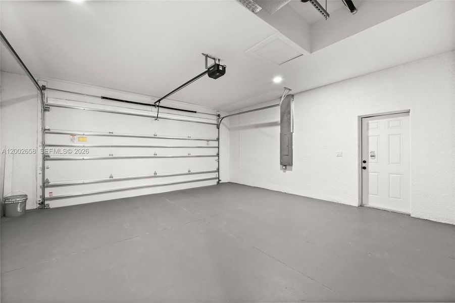 Spacious, unfurnished interior of a new home in , Cape Coral (Image 24).