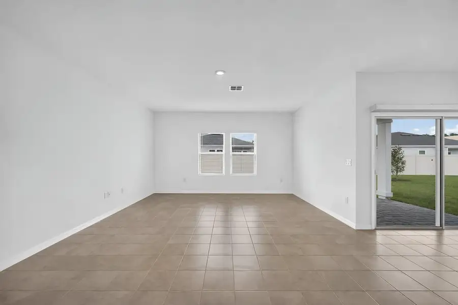 Spacious, unfurnished interior of a new home in Coopers Meadow, Jacksonville (Image 14).