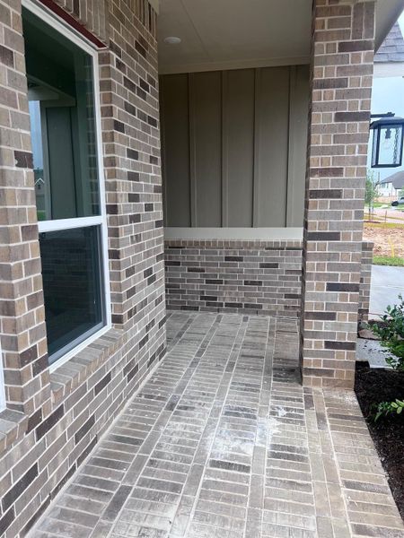 Exterior details and patio area of a home in Wood Leaf Reserve, Tomball (Image 3).