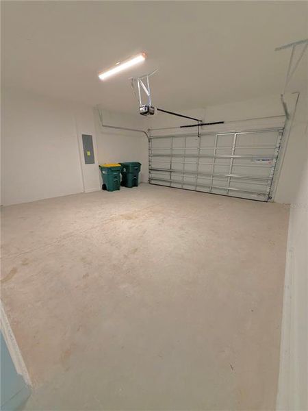 Spacious, unfurnished interior of a new home in Island Lakes at Coco Bay, Englewood (Image 19).