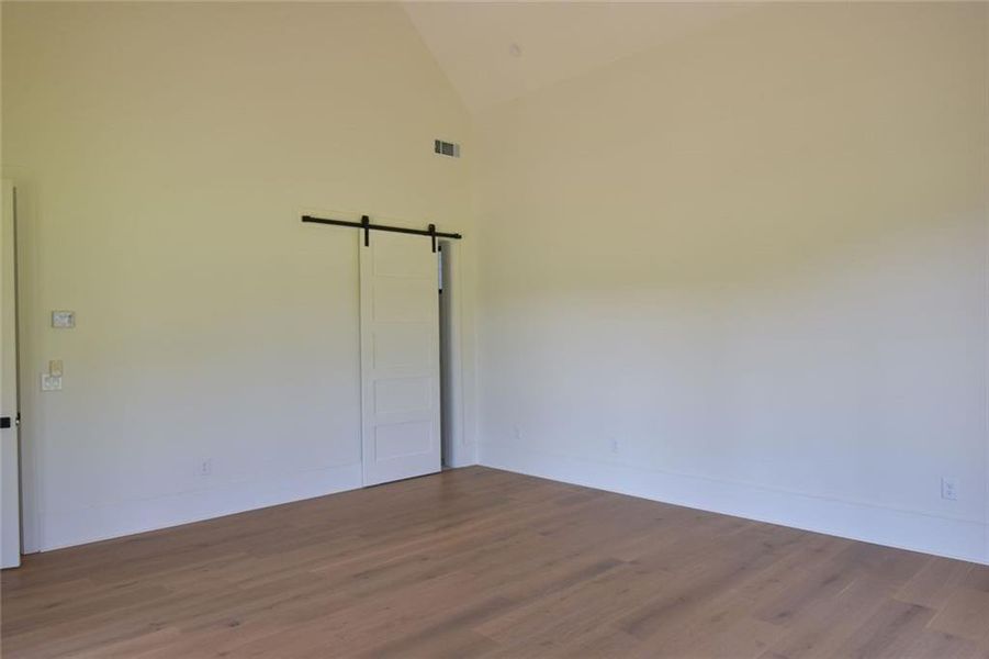 Spacious, unfurnished interior of a new home in , Bishop (Image 21).