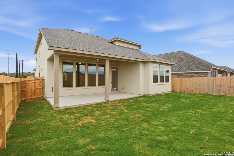 Exterior details and patio area of a home in Haby Hill 50s, San Antonio (Image 33).