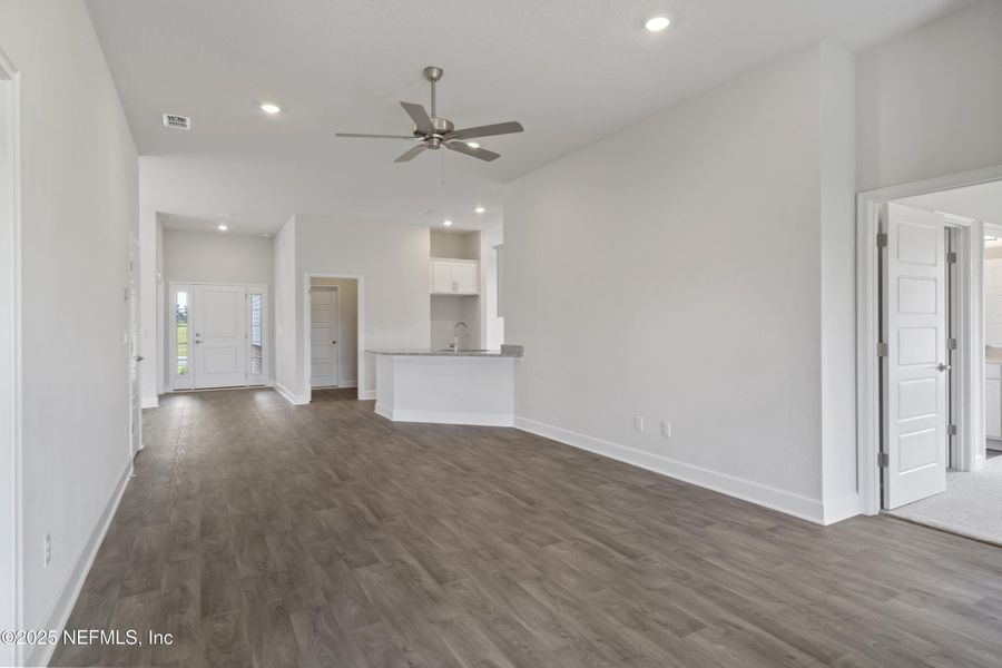 Spacious, unfurnished interior of a new home in Shadow Crest at Rolling Hills, Green Cove Springs (Image 11).