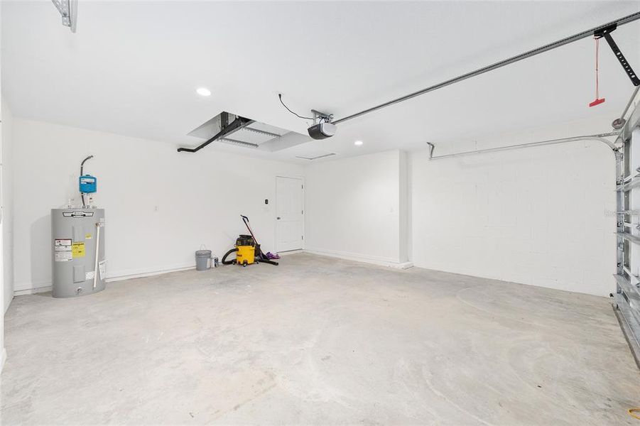Spacious, unfurnished interior of a new home in , Silver Springs (Image 39).