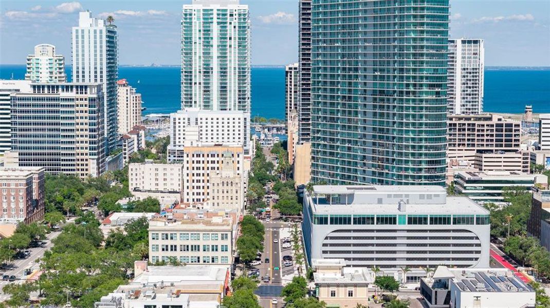 Condo located in St. Petersburg, FL showcasing its design and architecture (Image 31).