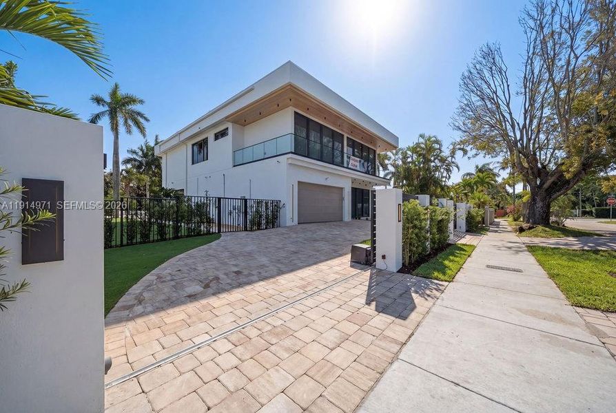 Exterior details and patio area of a home in , Fort Lauderdale (Image 27).