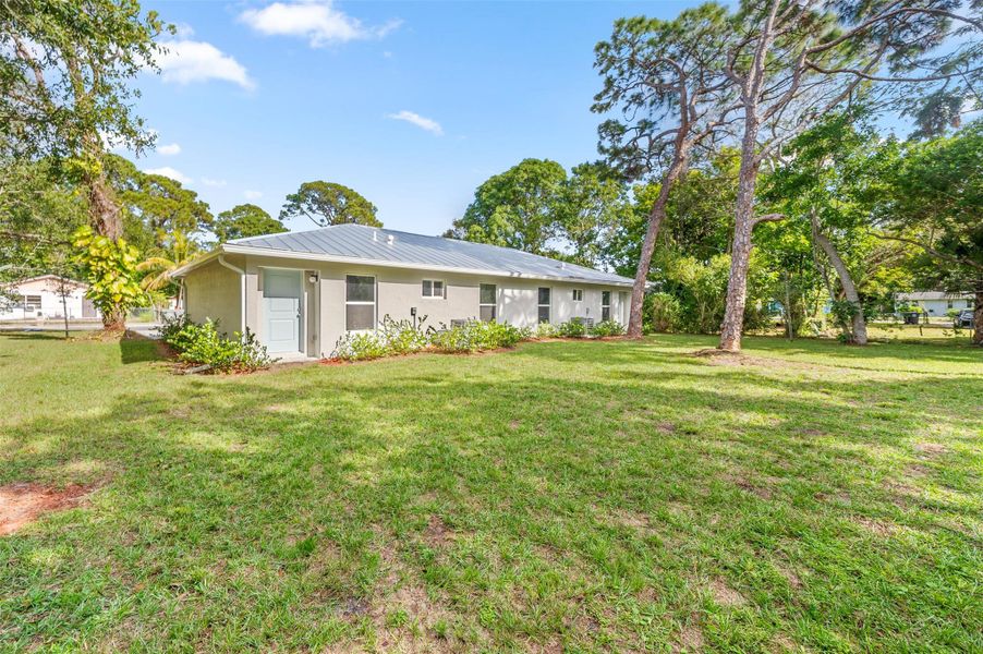 Exterior details and patio area of a home in , Fort Pierce (Image 19).