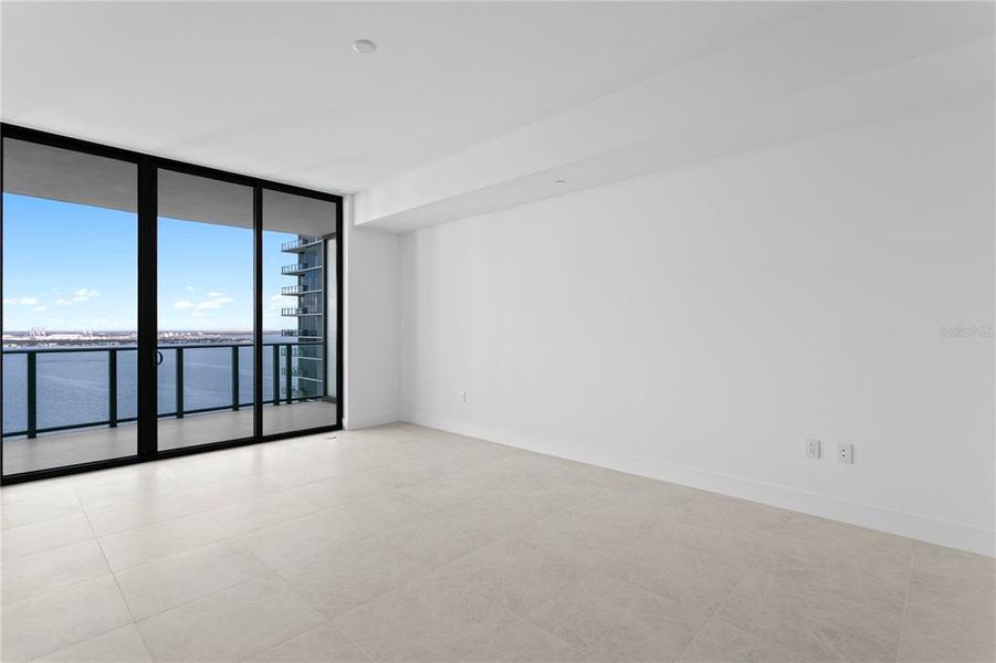 Spacious, unfurnished interior of a new home in , Tampa (Image 29).