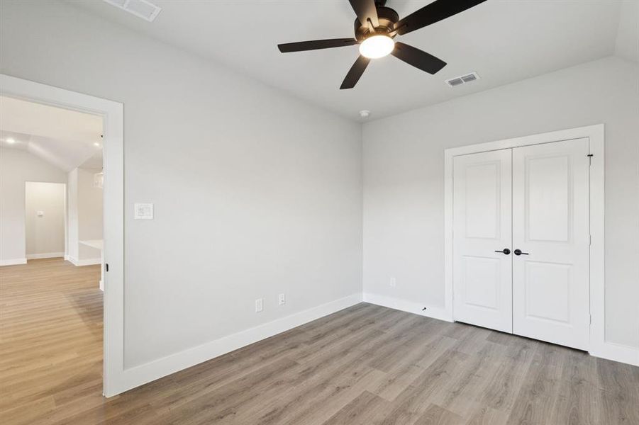 Spacious, unfurnished interior of a new home in Dove Hollow, Waxahachie (Image 27).