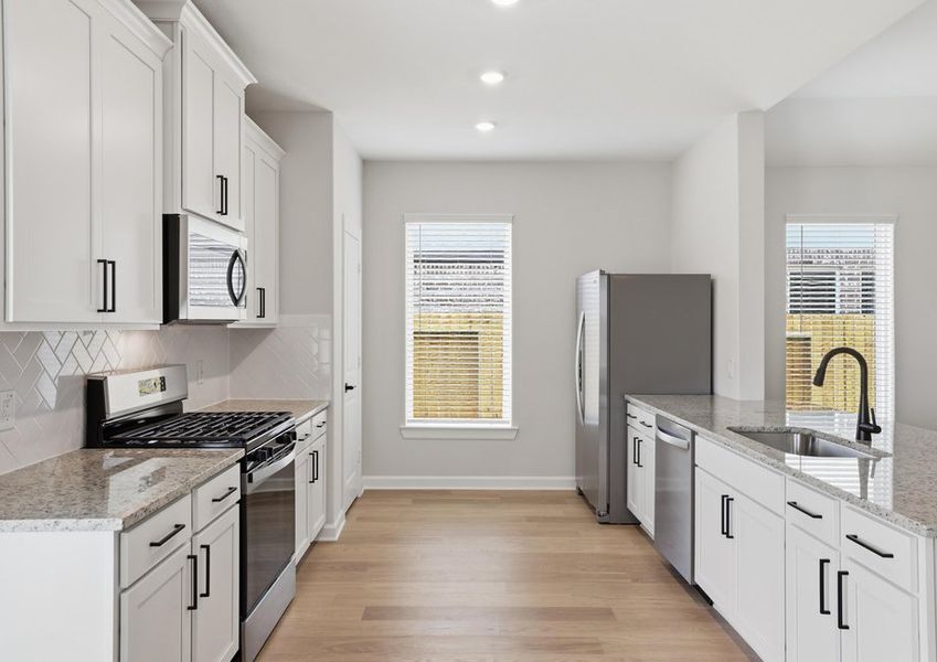 Oak - TX | Kitchen – Range & Refrigerator