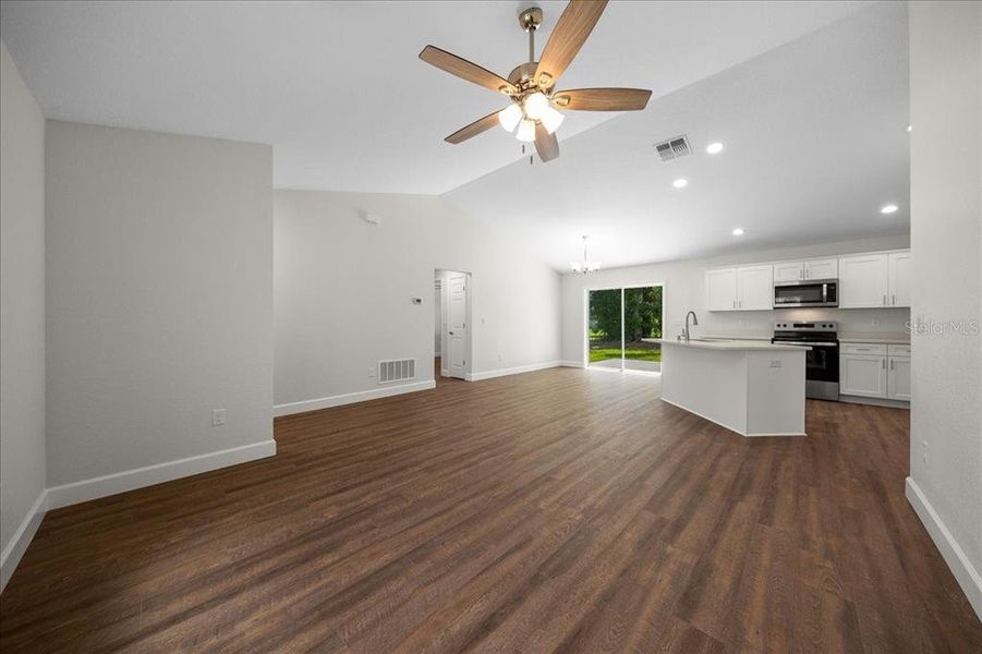 Spacious, unfurnished interior of a new home in , Belleview (Image 26).