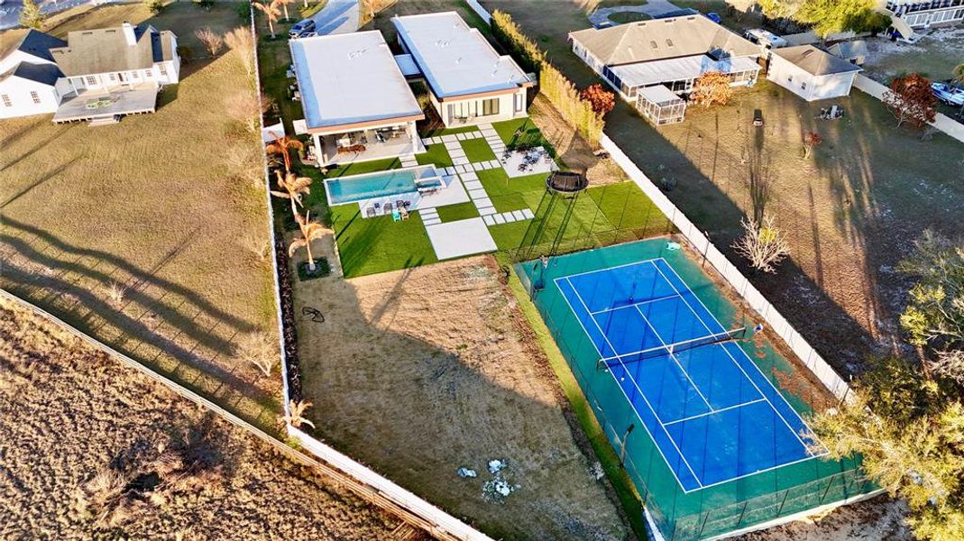 Community amenities in , Windermere (Image 66).