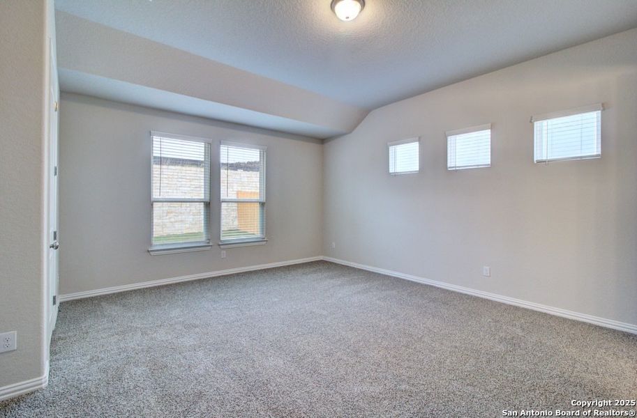 Spacious, unfurnished interior of a new home in Meyer Ranch - Enclave, New Braunfels (Image 29).