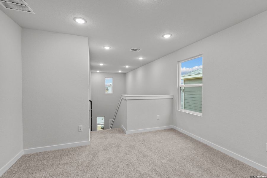 Spacious, unfurnished interior of a new home in Hacienda, San Antonio (Image 13).