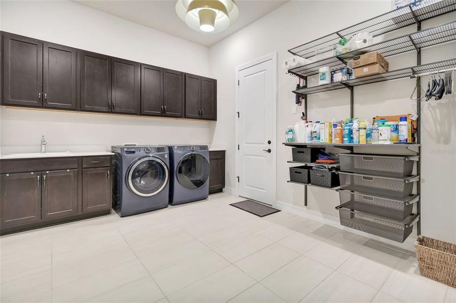 Furnished interior view inside a new home in , Orlando (Image 60).