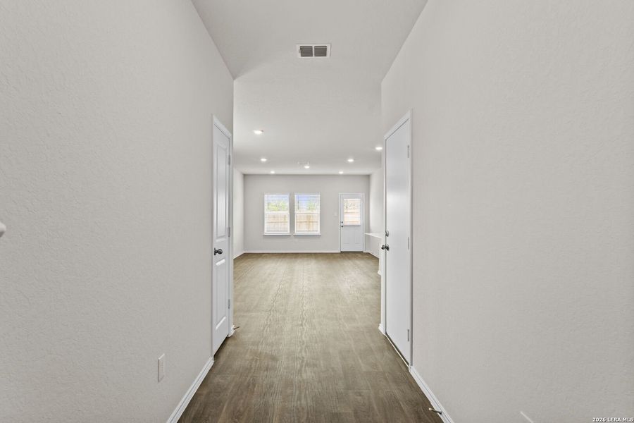 Spacious, unfurnished interior of a new home in Laurel Vistas, San Antonio (Image 15).