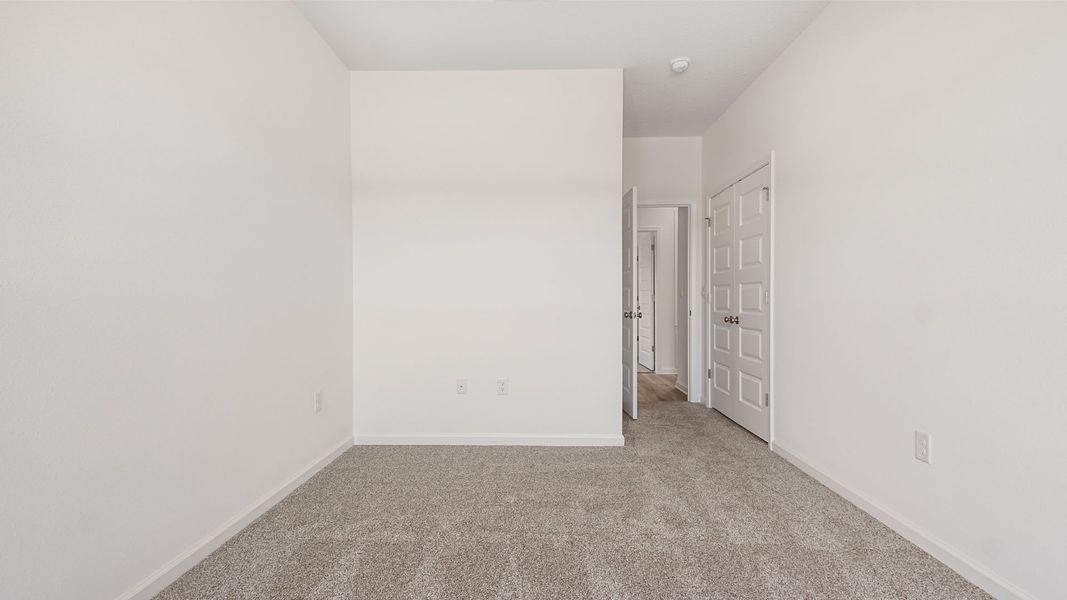 Spacious, unfurnished interior of a new home in Owl's Head East, Freeport (Image 17).