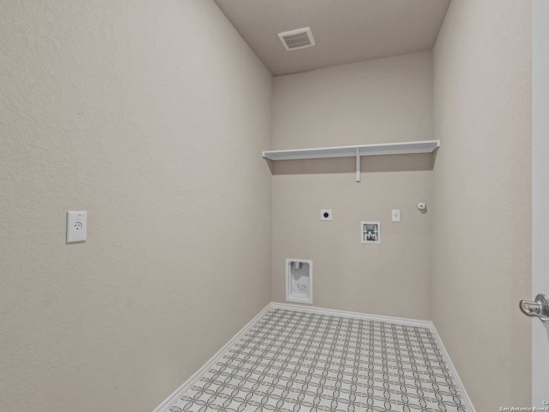 Spacious, unfurnished interior of a new home in Royal Crest, San Antonio (Image 34).