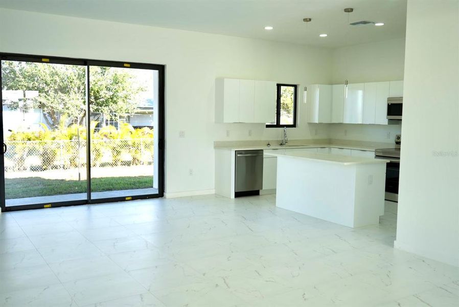 Spacious, unfurnished interior of a new home in , Cape Coral (Image 22).