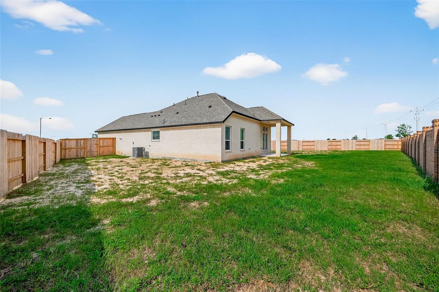 Exterior details and patio area of a home in Lago Mar, La Marque (Image 25).