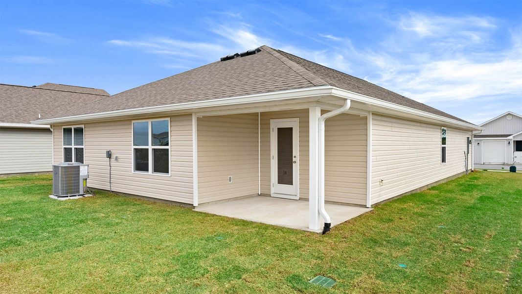 Exterior details and patio area of a home in Park Place, Panama City (Image 3).