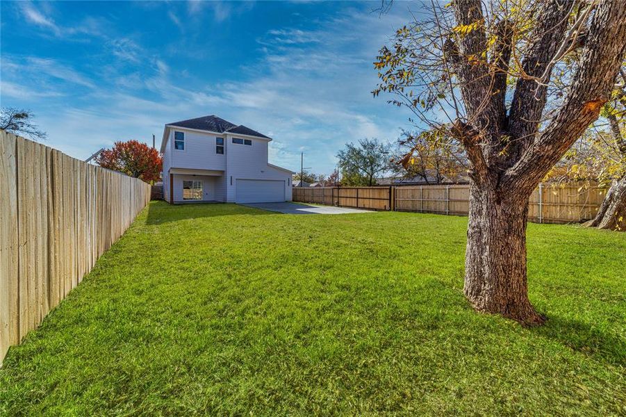 Exterior details and patio area of a home in , Dallas (Image 3).