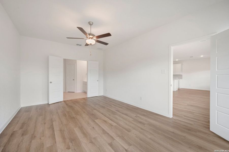 Spacious, unfurnished interior of a new home in Hickory Ridge Estates, Elmendorf (Image 17).