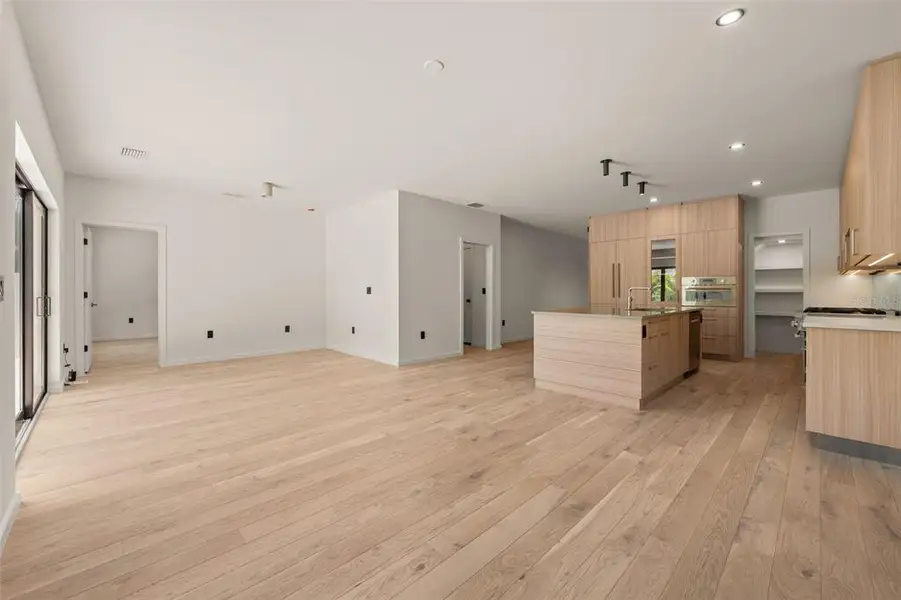Spacious, unfurnished interior of a new home in , Sarasota (Image 68).