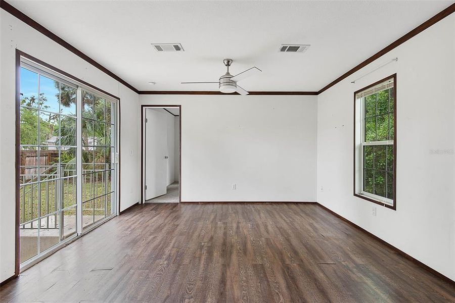 Spacious, unfurnished interior of a new home in , Astor (Image 11).