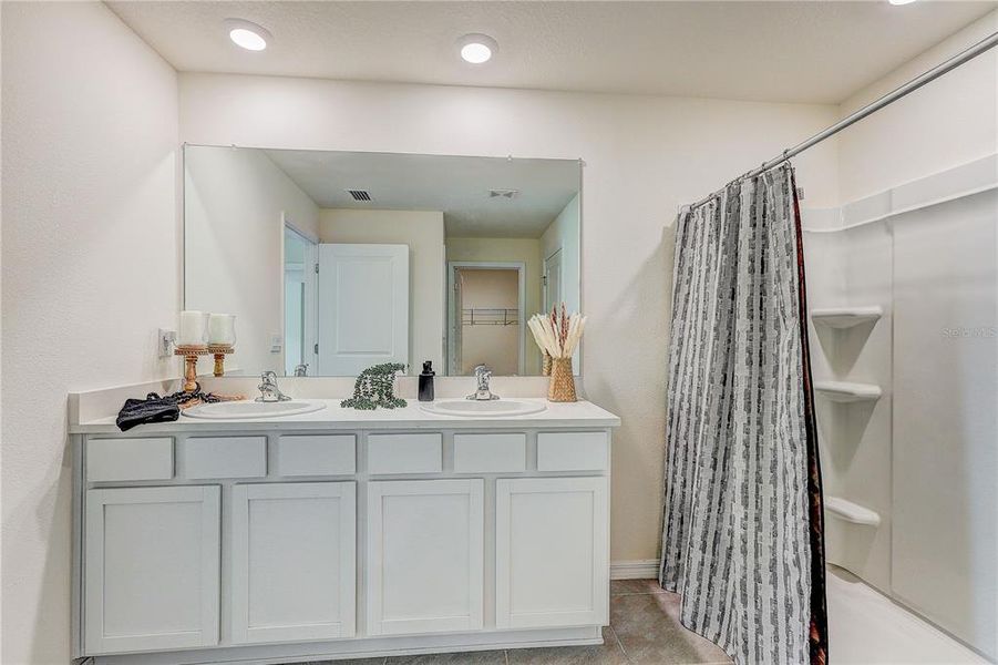 Furnished interior view inside a new home in , Spring Hill (Image 19).