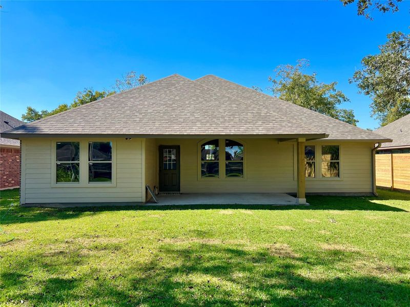 Exterior details and patio area of a home in , Angleton (Image 2).