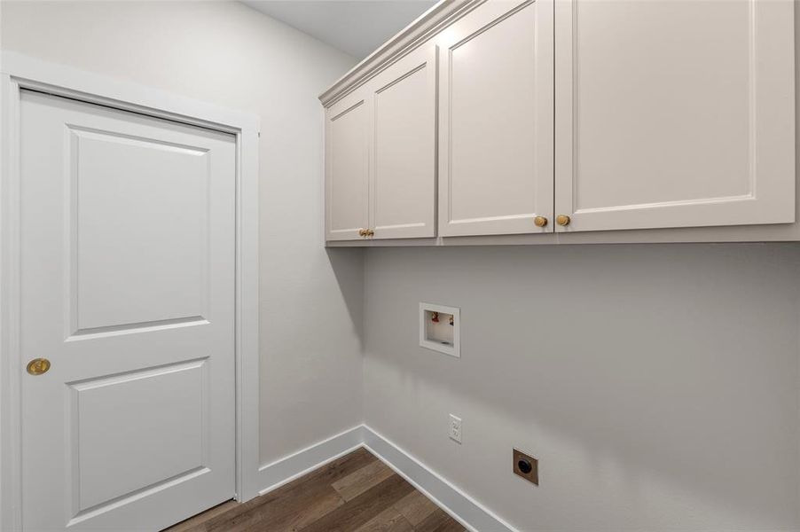 Spacious, unfurnished interior of a new home in , Mineola (Image 14). Spacious, unfurnished interior of a new home in , Mineola (Image 14).