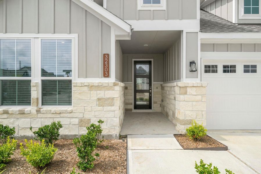 Exterior details and patio area of a home in Fulshear Lakes, Fulshear (Image 4).