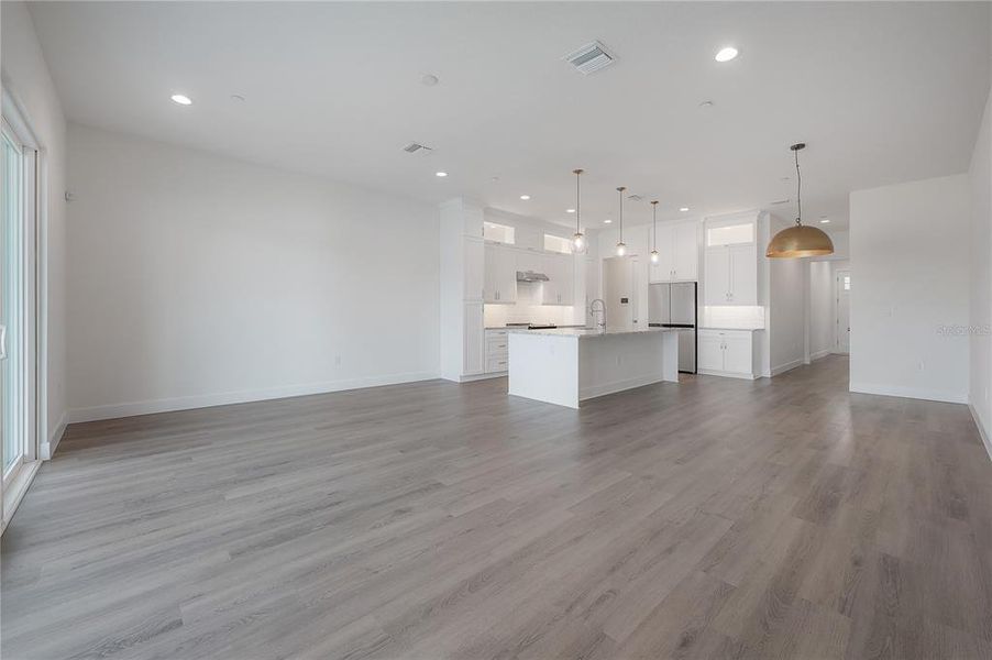Spacious, unfurnished interior of a new home in , Tampa (Image 49).