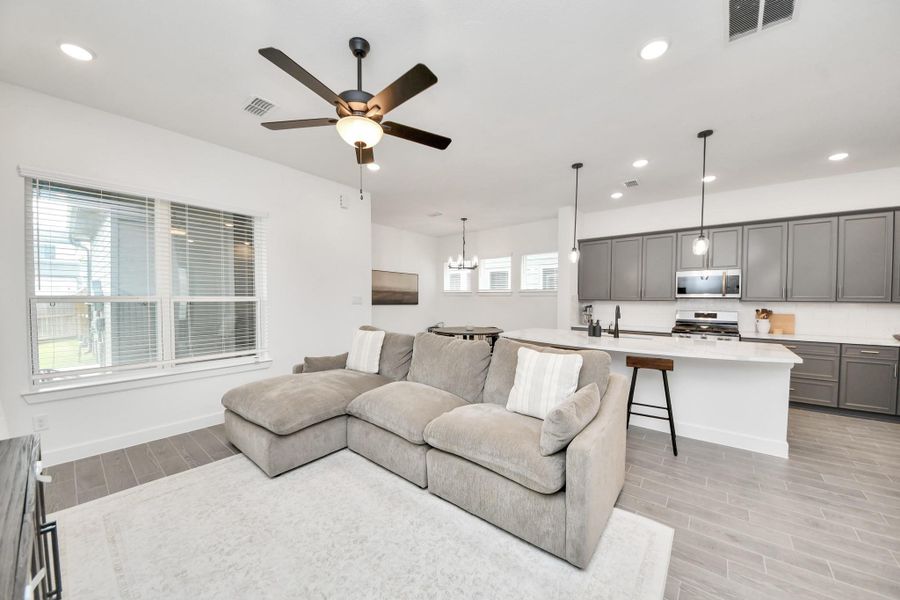 Furnished interior view inside a new home in The Groves 35', Humble (Image 36). Furnished interior view inside a new home in The Groves 35', Humble (Image 36).