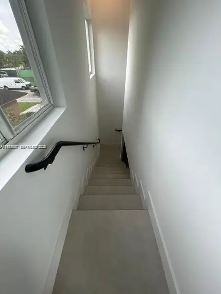 Spacious, unfurnished interior of a new home in , Fort Lauderdale (Image 10).