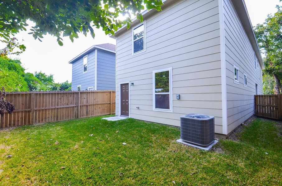 Si buscas presencia desde la calle sin gastar tus fines de semana, esta fachada limpia y jardinería ordenada son para ti. Si buscas presencia desde la calle sin gastar tus fines de semana, esta fachada limpia y jardinería ordenada son para ti.