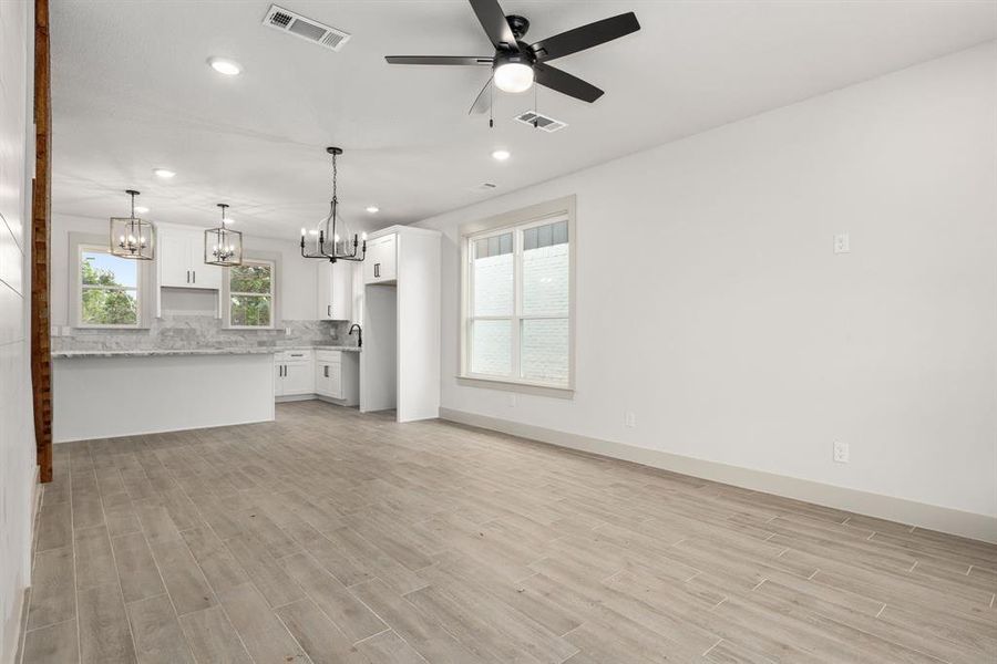Spacious, unfurnished interior of a new home in Canyon Creek, Granbury (Image 18).