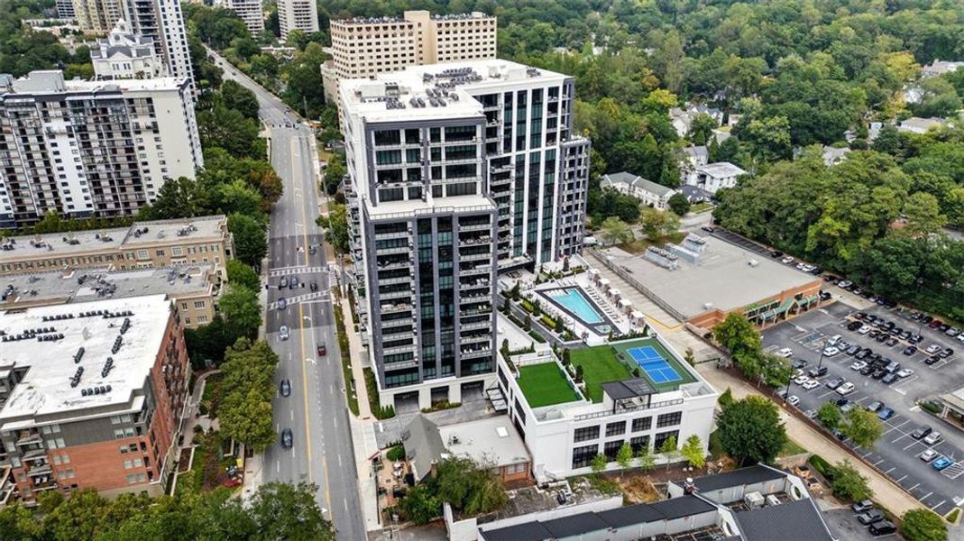 Condo located in Atlanta, GA showcasing its design and architecture (Image 4).