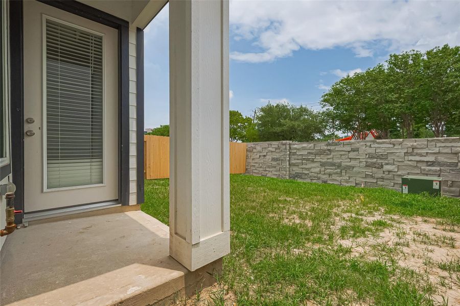 Exterior details and patio area of a home in Regents Court, Houston (Image 4).