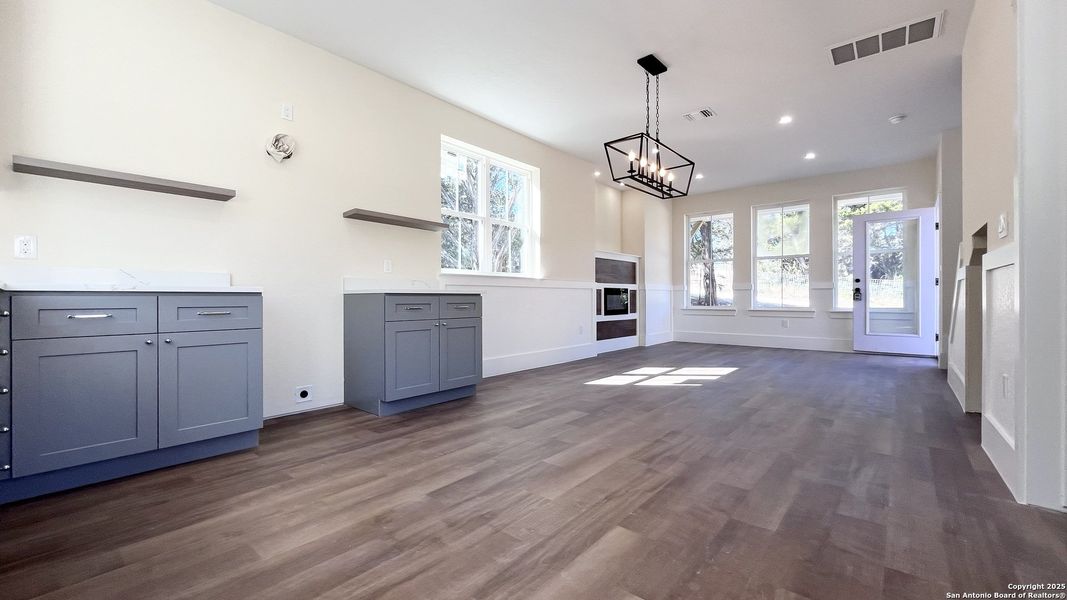 Spacious, unfurnished interior of a new home in , Bandera (Image 8).