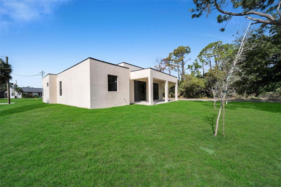 Exterior details and patio area of a home in , Port Charlotte (Image 16).