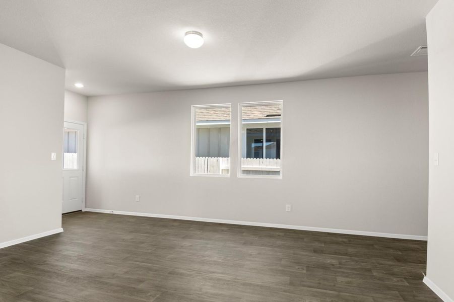 Spacious, unfurnished interior of a new home in Harvest Ridge, Elgin (Image 18).