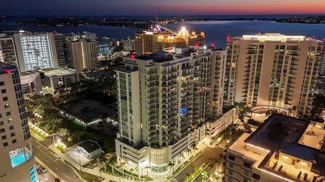 Condo located in Sarasota, FL showcasing its design and architecture (Image 22).